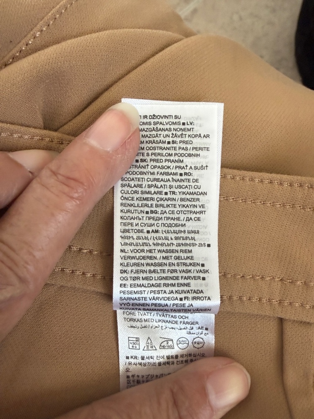 Banana Republic Women’s Tan Cargo Pants - Versatile Everyday Style - Picture 8 of 10